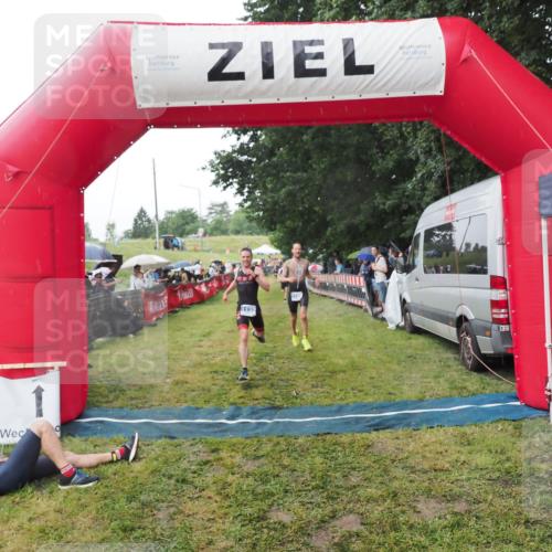 21.06.2025 - 27. Vierlanden-Triathlon MichiJ http://msf.ph/oto/8045001 15.06.2026 13:50:52 Ziel 1120, 1132, 1136 meine-sportfotos.de