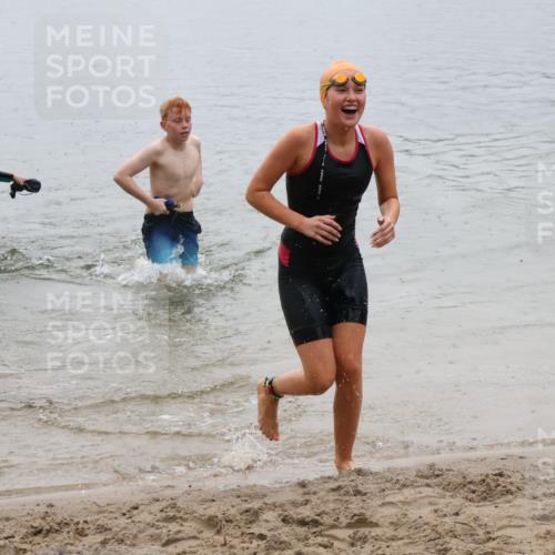 21.06.2025 - 27. Vierlanden-Triathlon Lena Gebhardt http://msf.ph/oto/8045002 15.06.2025 14:43:00 Schwimmen 1319, 1344, 1351 meine-sportfotos.de