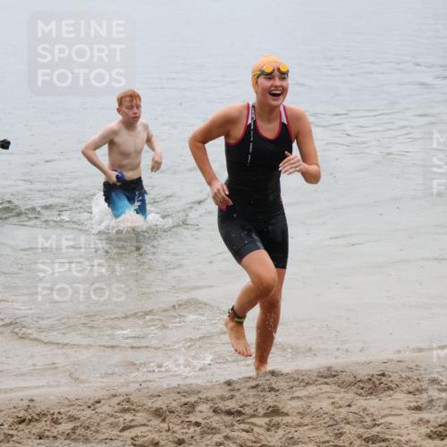 21.06.2025 - 27. Vierlanden-Triathlon Lena Gebhardt http://msf.ph/oto/8045005 15.06.2025 14:43:00 Schwimmen 1319, 1344, 1351 meine-sportfotos.de