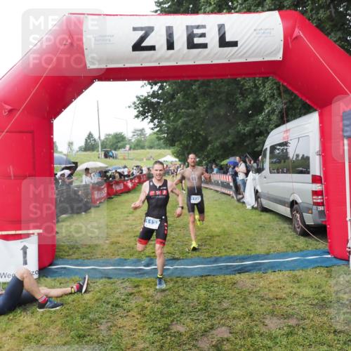 21.06.2025 - 27. Vierlanden-Triathlon MichiJ http://msf.ph/oto/8045010 15.06.2026 13:50:52 Ziel 1120, 1132, 1136 meine-sportfotos.de