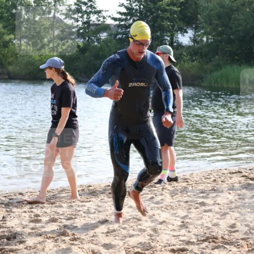 15.06.2025 - 27. Vierlanden-Triathlon Lena Gebhardt http://msf.ph/oto/8045011 15.06.2025 08:37:49 Schwimmen 73, 171, 180, 181 meine-sportfotos.de