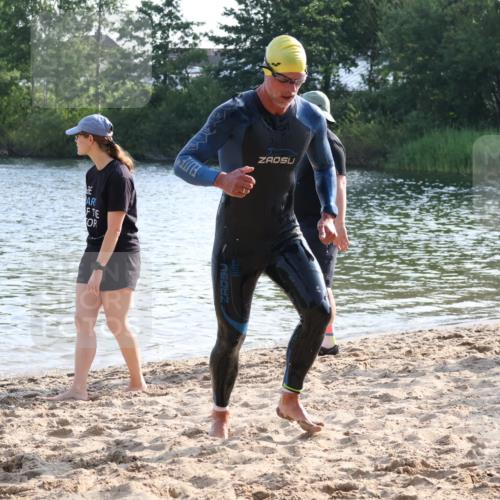 15.06.2025 - 27. Vierlanden-Triathlon Lena Gebhardt http://msf.ph/oto/8045015 15.06.2025 08:37:49 Schwimmen 73, 171, 180, 181 meine-sportfotos.de