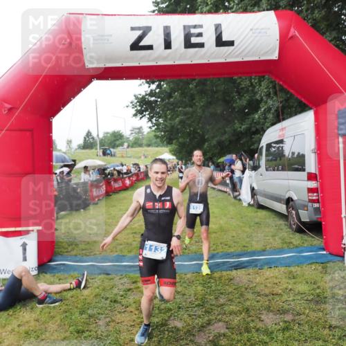21.06.2025 - 27. Vierlanden-Triathlon MichiJ http://msf.ph/oto/8045016 15.06.2026 13:50:53 Ziel 1120, 1132, 1136 meine-sportfotos.de