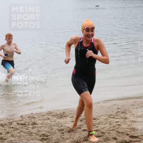 21.06.2025 - 27. Vierlanden-Triathlon Lena Gebhardt http://msf.ph/oto/8045017 15.06.2025 14:43:01 Schwimmen 1319, 1344, 1351 meine-sportfotos.de