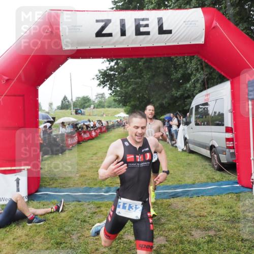 21.06.2025 - 27. Vierlanden-Triathlon MichiJ http://msf.ph/oto/8045020 15.06.2026 13:50:53 Ziel 1120, 1132, 1136 meine-sportfotos.de