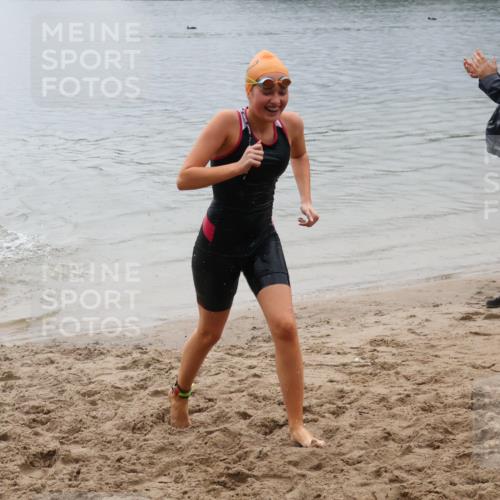 21.06.2025 - 27. Vierlanden-Triathlon Lena Gebhardt http://msf.ph/oto/8045021 15.06.2025 14:43:01 Schwimmen 1319, 1344, 1351 meine-sportfotos.de