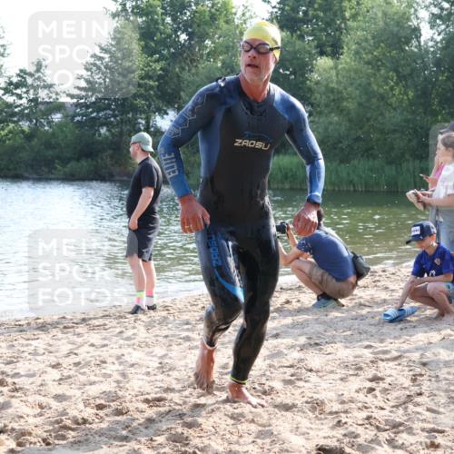 15.06.2025 - 27. Vierlanden-Triathlon Lena Gebhardt http://msf.ph/oto/8045023 15.06.2025 08:37:50 Schwimmen 73, 171, 180, 181 meine-sportfotos.de