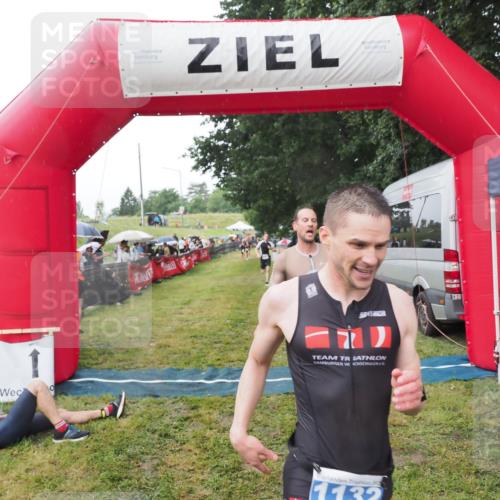 21.06.2025 - 27. Vierlanden-Triathlon MichiJ http://msf.ph/oto/8045024 15.06.2026 13:50:53 Ziel 1120, 1132, 1136 meine-sportfotos.de