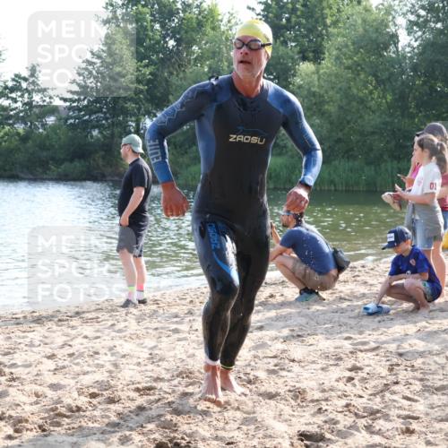 15.06.2025 - 27. Vierlanden-Triathlon Lena Gebhardt http://msf.ph/oto/8045028 15.06.2025 08:37:50 Schwimmen 73, 171, 180, 181 meine-sportfotos.de