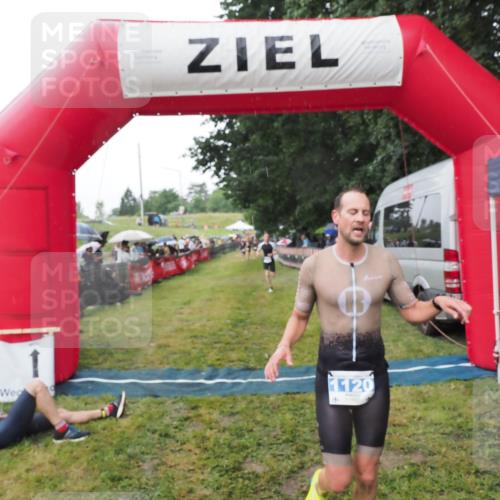 21.06.2025 - 27. Vierlanden-Triathlon MichiJ http://msf.ph/oto/8045030 15.06.2026 13:50:54 Ziel 1120, 1132, 1136 meine-sportfotos.de