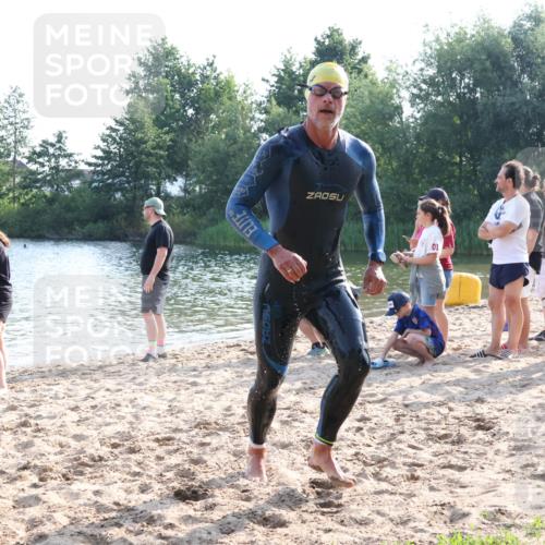 15.06.2025 - 27. Vierlanden-Triathlon Lena Gebhardt http://msf.ph/oto/8045032 15.06.2025 08:37:51 Schwimmen 73, 171, 180, 181 meine-sportfotos.de