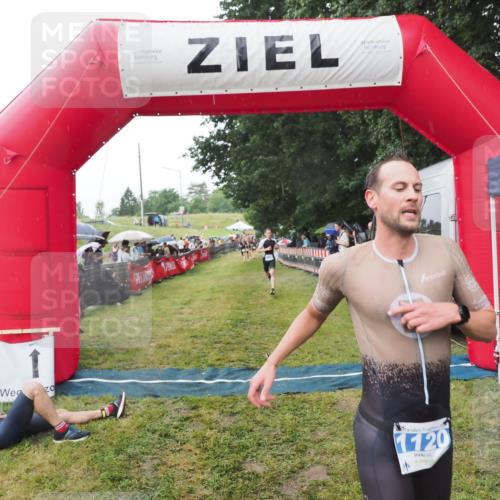 21.06.2025 - 27. Vierlanden-Triathlon MichiJ http://msf.ph/oto/8045033 15.06.2026 13:50:54 Ziel 1120, 1132, 1136 meine-sportfotos.de