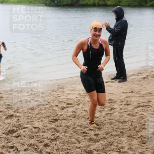 21.06.2025 - 27. Vierlanden-Triathlon Lena Gebhardt http://msf.ph/oto/8045038 15.06.2025 14:43:02 Schwimmen 1319, 1344, 1351 meine-sportfotos.de