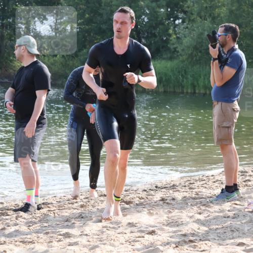 15.06.2025 - 27. Vierlanden-Triathlon Lena Gebhardt http://msf.ph/oto/8045040 15.06.2025 08:38:29 Schwimmen 27, 35, 45, 86, 126 meine-sportfotos.de