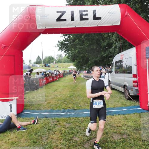 21.06.2025 - 27. Vierlanden-Triathlon MichiJ http://msf.ph/oto/8045054 15.06.2026 13:50:56 Ziel 1098, 1120, 1132, 1134, 1136 meine-sportfotos.de