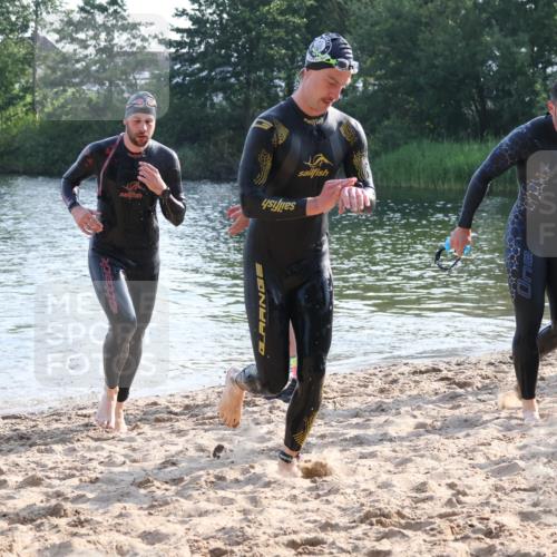 15.06.2025 - 27. Vierlanden-Triathlon Lena Gebhardt http://msf.ph/oto/8045062 15.06.2025 08:38:31 Schwimmen 27, 35, 45, 86, 126 meine-sportfotos.de