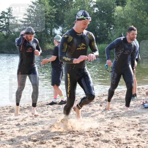 15.06.2025 - 27. Vierlanden-Triathlon Lena Gebhardt http://msf.ph/oto/8045070 15.06.2025 08:38:32 Schwimmen 2, 27, 35, 45, 86, 126 meine-sportfotos.de