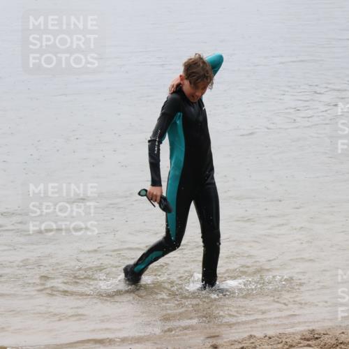 21.06.2025 - 27. Vierlanden-Triathlon Lena Gebhardt http://msf.ph/oto/8045084 15.06.2025 14:43:05 Schwimmen 1319, 1344, 1351 meine-sportfotos.de