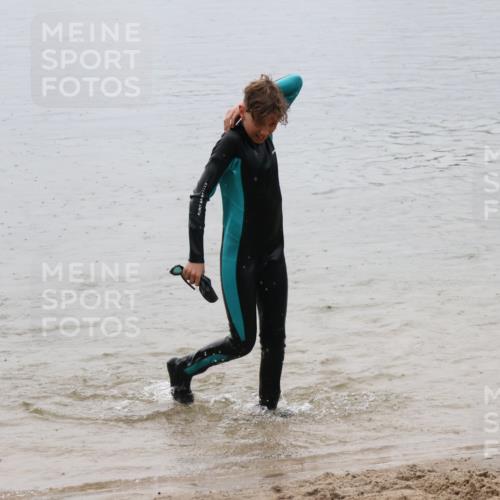 21.06.2025 - 27. Vierlanden-Triathlon Lena Gebhardt http://msf.ph/oto/8045088 15.06.2025 14:43:05 Schwimmen 1319, 1344, 1351 meine-sportfotos.de