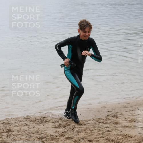 21.06.2025 - 27. Vierlanden-Triathlon Lena Gebhardt http://msf.ph/oto/8045092 15.06.2025 14:43:07 Schwimmen 1319, 1344, 1351 meine-sportfotos.de