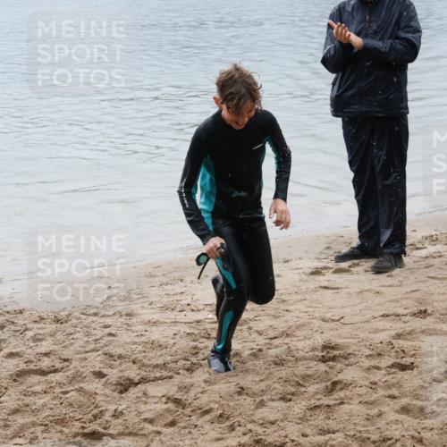 21.06.2025 - 27. Vierlanden-Triathlon Lena Gebhardt http://msf.ph/oto/8045099 15.06.2025 14:43:08 Schwimmen 1319, 1344, 1351 meine-sportfotos.de
