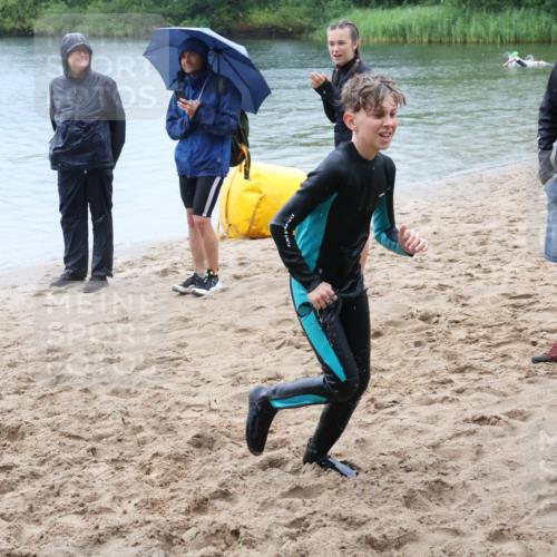 21.06.2025 - 27. Vierlanden-Triathlon Lena Gebhardt http://msf.ph/oto/8045111 15.06.2025 14:43:09 Schwimmen 1319, 1344, 1351 meine-sportfotos.de