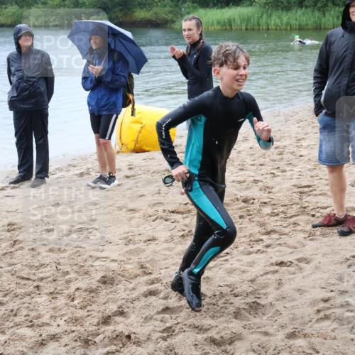 21.06.2025 - 27. Vierlanden-Triathlon Lena Gebhardt http://msf.ph/oto/8045116 15.06.2025 14:43:09 Schwimmen 1319, 1344, 1351 meine-sportfotos.de