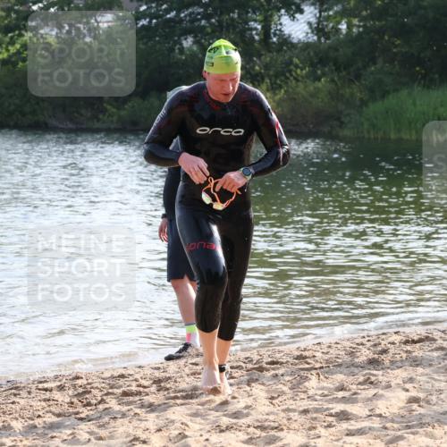 15.06.2025 - 27. Vierlanden-Triathlon Lena Gebhardt http://msf.ph/oto/8045125 15.06.2025 08:38:41 Schwimmen 2, 27, 35, 86, 126, 182 meine-sportfotos.de