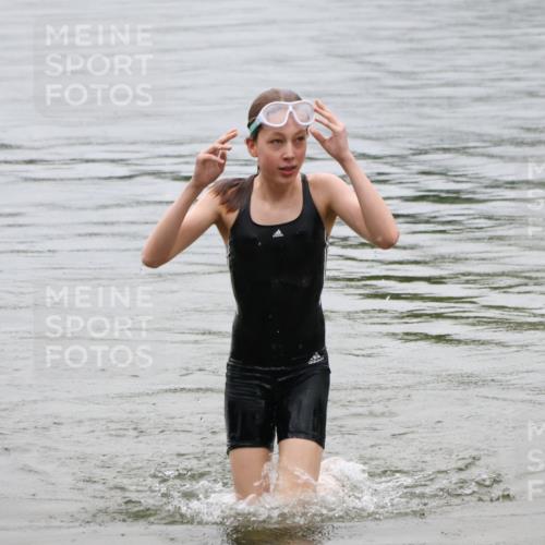 21.06.2025 - 27. Vierlanden-Triathlon Lena Gebhardt http://msf.ph/oto/8045139 15.06.2025 14:45:13 Schwimmen 1322 meine-sportfotos.de