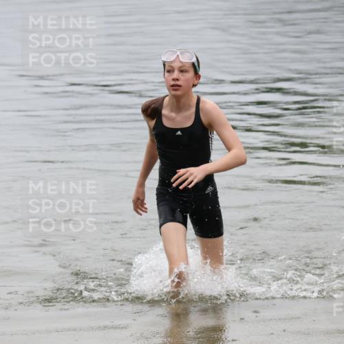21.06.2025 - 27. Vierlanden-Triathlon Lena Gebhardt http://msf.ph/oto/8045147 15.06.2025 14:45:13 Schwimmen 1322 meine-sportfotos.de
