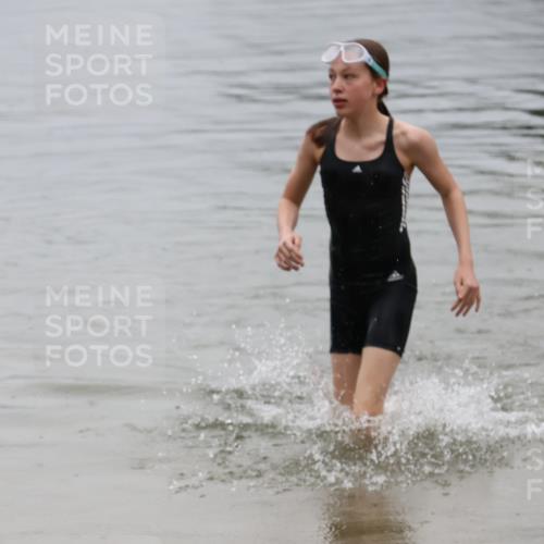 21.06.2025 - 27. Vierlanden-Triathlon Lena Gebhardt http://msf.ph/oto/8045154 15.06.2025 14:45:14 Schwimmen 1322 meine-sportfotos.de