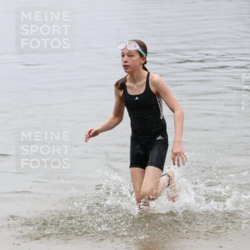 21.06.2025 - 27. Vierlanden-Triathlon Lena Gebhardt http://msf.ph/oto/8045158 15.06.2025 14:45:15 Schwimmen 1322 meine-sportfotos.de