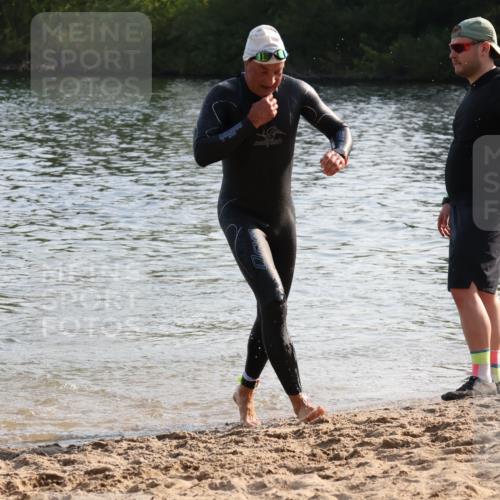 15.06.2025 - 27. Vierlanden-Triathlon Lena Gebhardt http://msf.ph/oto/8045160 15.06.2025 08:38:45 Schwimmen 2, 27, 94, 126, 182 meine-sportfotos.de