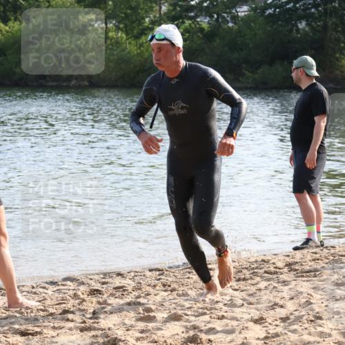 15.06.2025 - 27. Vierlanden-Triathlon Lena Gebhardt http://msf.ph/oto/8045168 15.06.2025 08:38:47 Schwimmen 2, 94, 182 meine-sportfotos.de