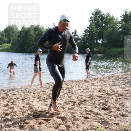 15.06.2025 - 27. Vierlanden-Triathlon Lena Gebhardt http://msf.ph/oto/8045172 15.06.2025 08:38:49 Schwimmen 2, 94, 182 meine-sportfotos.de