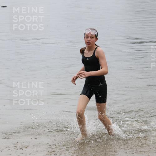 21.06.2025 - 27. Vierlanden-Triathlon Lena Gebhardt http://msf.ph/oto/8045174 15.06.2025 14:45:15 Schwimmen 1322 meine-sportfotos.de