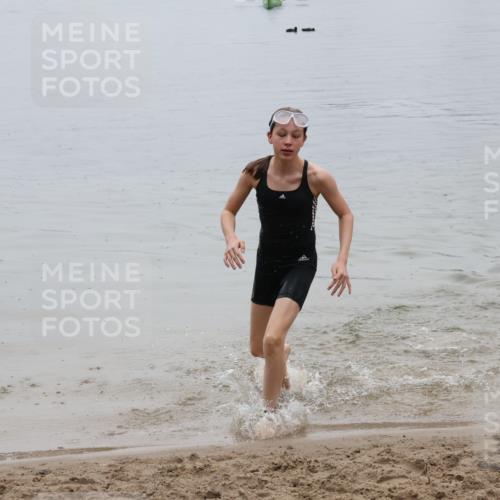 21.06.2025 - 27. Vierlanden-Triathlon Lena Gebhardt http://msf.ph/oto/8045189 15.06.2025 14:45:16 Schwimmen 1322 meine-sportfotos.de