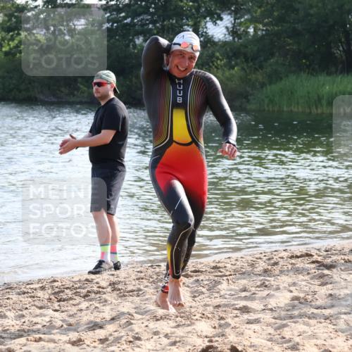 15.06.2025 - 27. Vierlanden-Triathlon Lena Gebhardt http://msf.ph/oto/8045194 15.06.2025 08:38:54 Schwimmen 77, 94, 182 meine-sportfotos.de