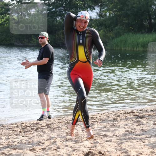 15.06.2025 - 27. Vierlanden-Triathlon Lena Gebhardt http://msf.ph/oto/8045198 15.06.2025 08:38:54 Schwimmen 77, 94, 182 meine-sportfotos.de