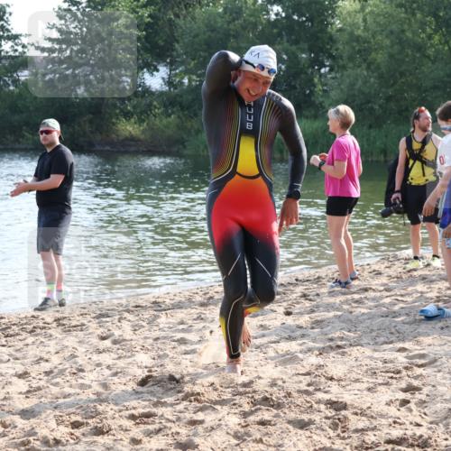 15.06.2025 - 27. Vierlanden-Triathlon Lena Gebhardt http://msf.ph/oto/8045202 15.06.2025 08:38:55 Schwimmen 77, 94, 182 meine-sportfotos.de