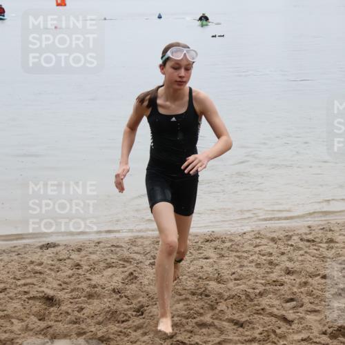 21.06.2025 - 27. Vierlanden-Triathlon Lena Gebhardt http://msf.ph/oto/8045204 15.06.2025 14:45:18 Schwimmen 1322 meine-sportfotos.de