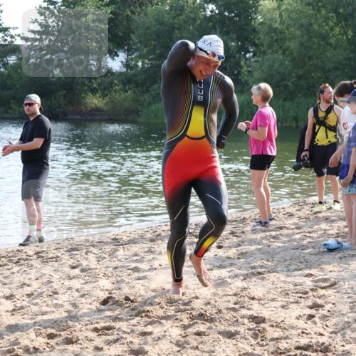 15.06.2025 - 27. Vierlanden-Triathlon Lena Gebhardt http://msf.ph/oto/8045206 15.06.2025 08:38:55 Schwimmen 77, 94, 182 meine-sportfotos.de