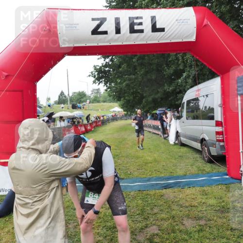 21.06.2025 - 27. Vierlanden-Triathlon MichiJ http://msf.ph/oto/8045209 15.06.2026 13:51:12 Ziel 843, 1113 meine-sportfotos.de