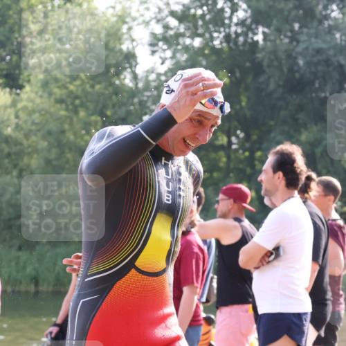 15.06.2025 - 27. Vierlanden-Triathlon Lena Gebhardt http://msf.ph/oto/8045210 15.06.2025 08:38:56 Schwimmen 77, 94, 182 meine-sportfotos.de