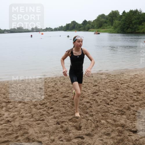 21.06.2025 - 27. Vierlanden-Triathlon Lena Gebhardt http://msf.ph/oto/8045212 15.06.2025 14:45:19 Schwimmen 1322 meine-sportfotos.de