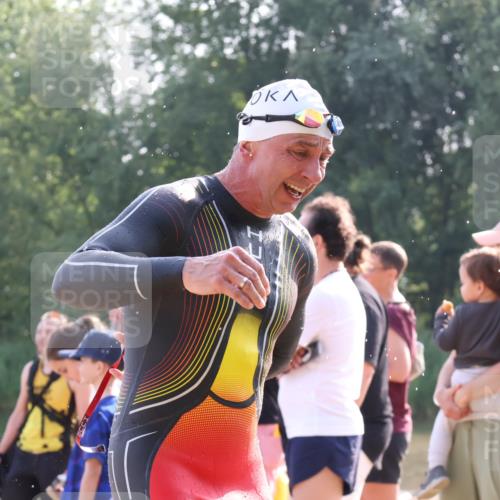 15.06.2025 - 27. Vierlanden-Triathlon Lena Gebhardt http://msf.ph/oto/8045217 15.06.2025 08:38:56 Schwimmen 77, 94, 182 meine-sportfotos.de