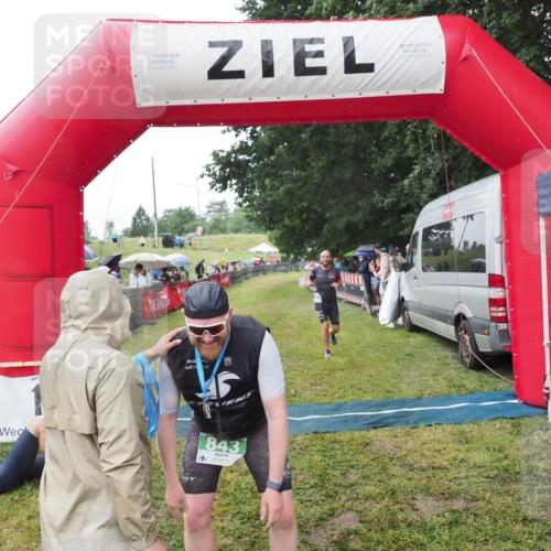 21.06.2025 - 27. Vierlanden-Triathlon MichiJ http://msf.ph/oto/8045220 15.06.2026 13:51:13 Ziel 843, 1113 meine-sportfotos.de