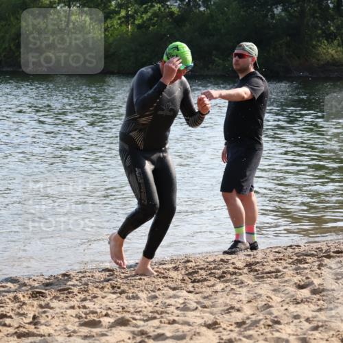 15.06.2025 - 27. Vierlanden-Triathlon Lena Gebhardt http://msf.ph/oto/8045221 15.06.2025 08:38:58 Schwimmen 77, 94, 182 meine-sportfotos.de