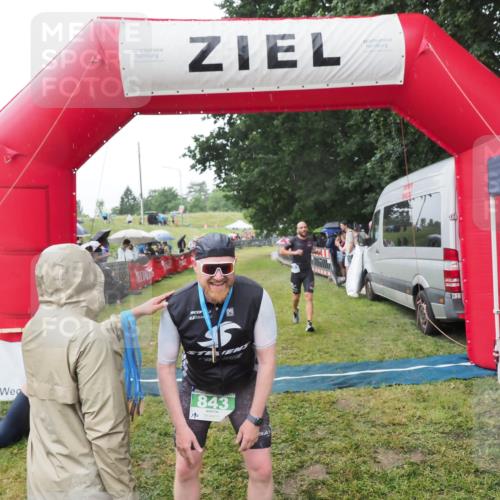 21.06.2025 - 27. Vierlanden-Triathlon MichiJ http://msf.ph/oto/8045224 15.06.2026 13:51:13 Ziel 843, 1113 meine-sportfotos.de