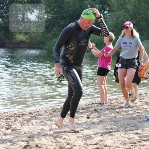 15.06.2025 - 27. Vierlanden-Triathlon Lena Gebhardt http://msf.ph/oto/8045228 15.06.2025 08:38:59 Schwimmen 77, 94, 120 meine-sportfotos.de
